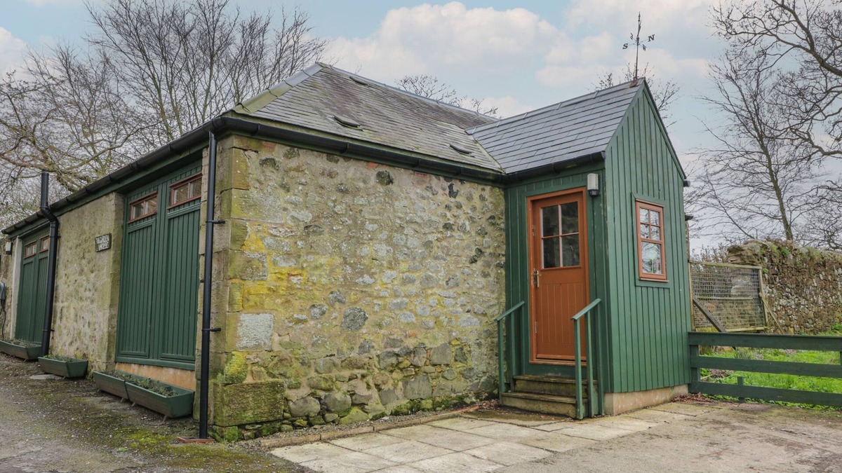 Duns Cottage | THE GARDEN HOUSE, pet friendly, with a garden in Chirnside