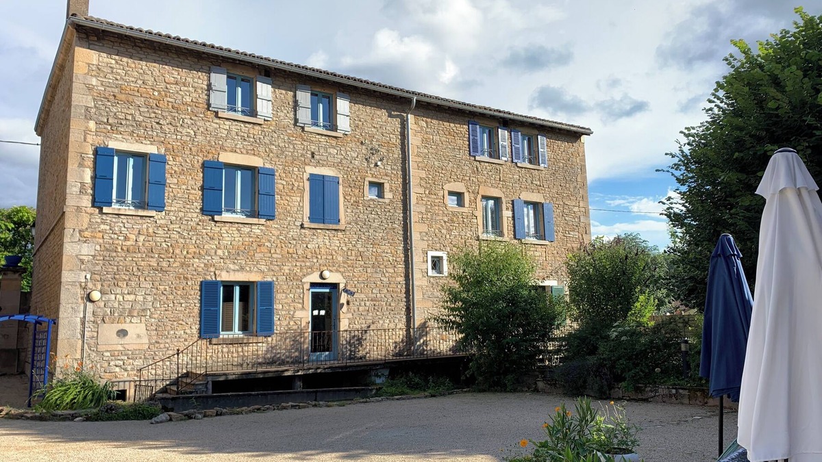 La Roche-Vineuse House | the garden level retreat at La Roche Bleue