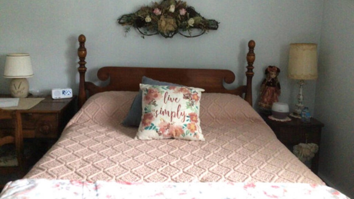 Norwich Bed & Breakfast | The Garden Room w/ desk