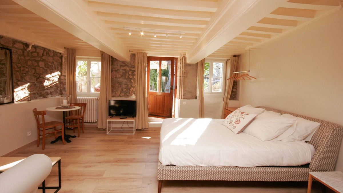 Saulieu Apartment | The garden suite. Luxury, comfort, calm and charm.