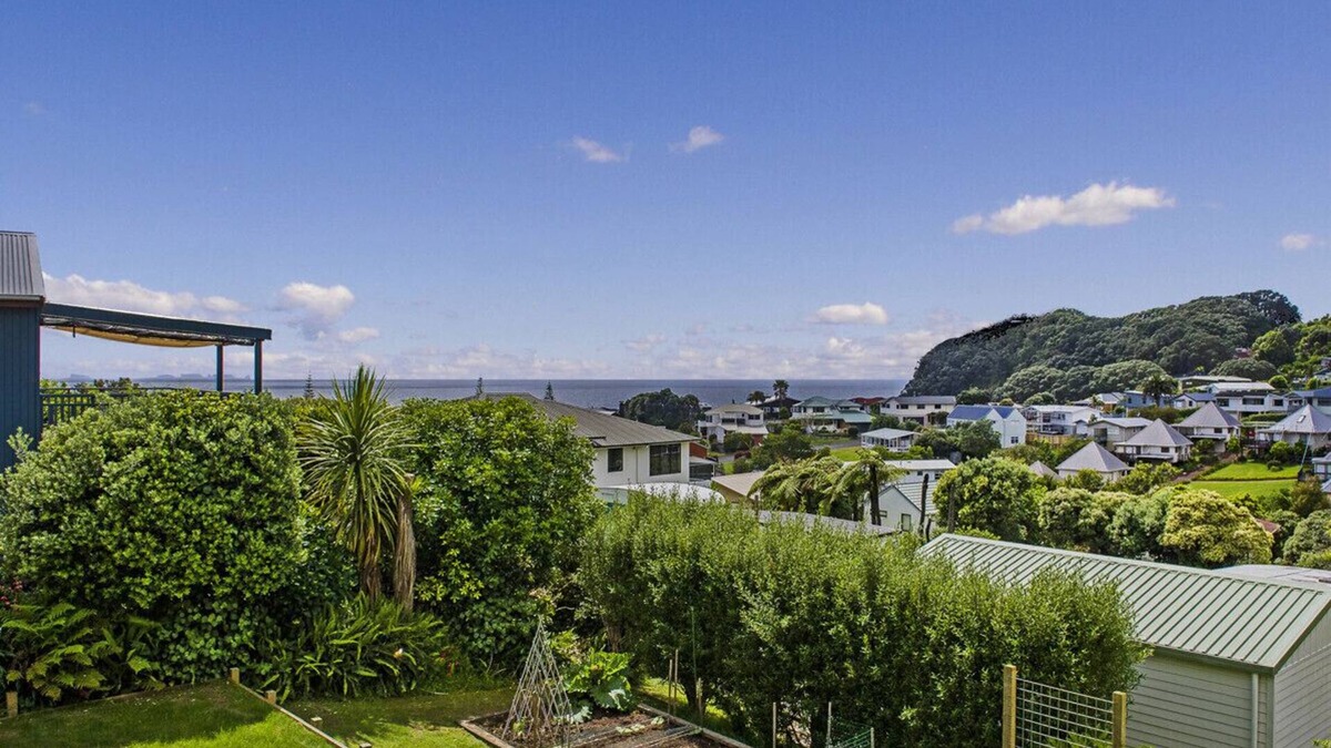 Onemana Cottage | The Gardener's Beach House - Onemana Holiday Home