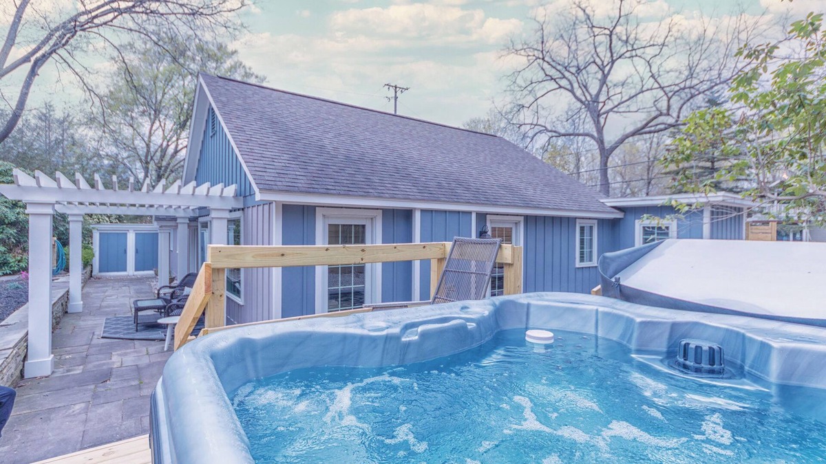 Douglas House | The Gardens - Azalea - Walking distance to Douglas Beach - Private hot tub