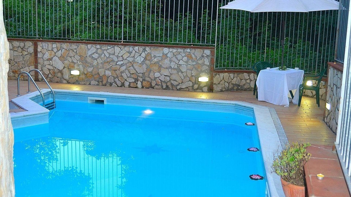 Naples Apartment | the gardens of capodimonte with swimming pool and wi-fi