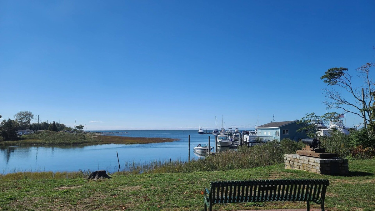 Clinton Cottage | The gardners Cottage 1 mile from long Island Sound - pet friendly