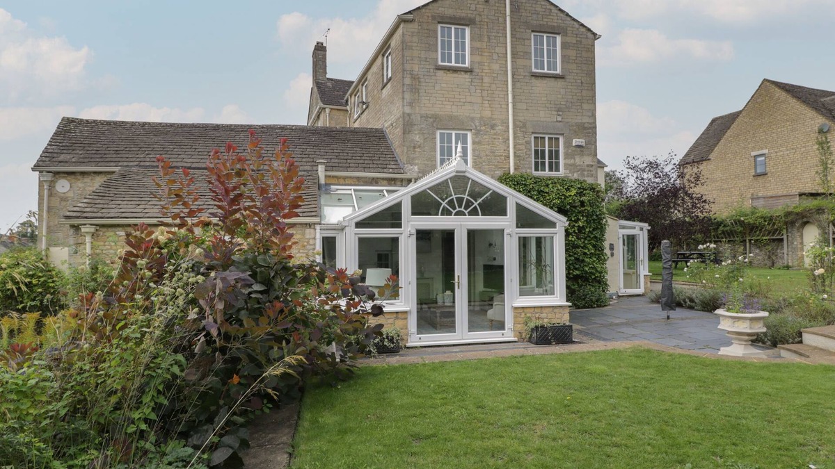 Stratton Cottage | THE GATE HOUSE, pet friendly, with open fire in Stratton, Cirencester