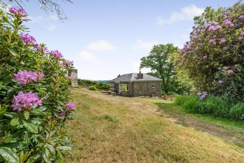 Llanybydder House | The Gate Lodge Brynteg