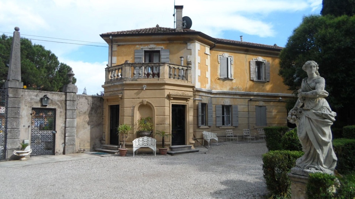 San Pietro in Cariano Villa | The Gate Lodge is a 180 Mq Villa with Park