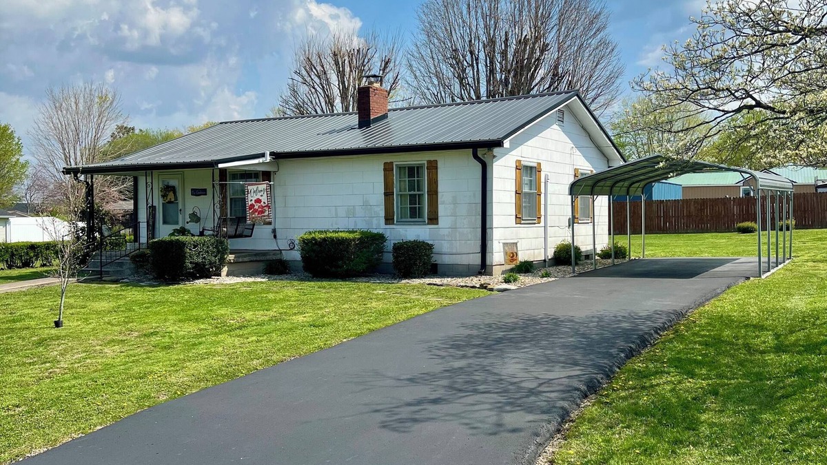 Gamaliel House | The Gatehouse, 2-bedroom house in charming Gamaliel with WiFi, AC, pet friendly.