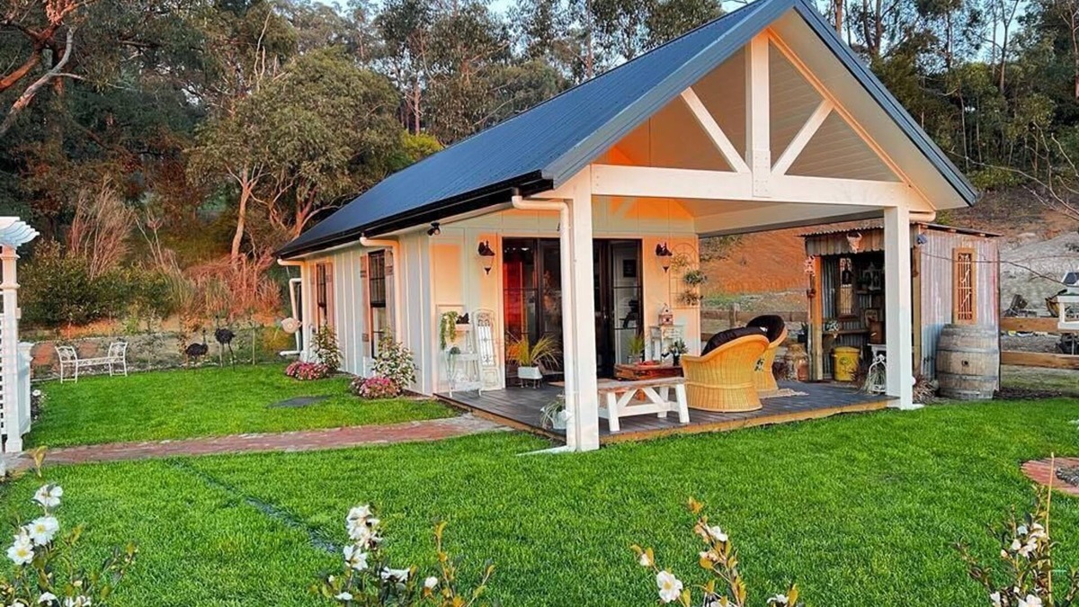 Trafalgar East Cottage | The Gatehouse.nnA luxurious countryside getaway, somewhere to relax, unwind.