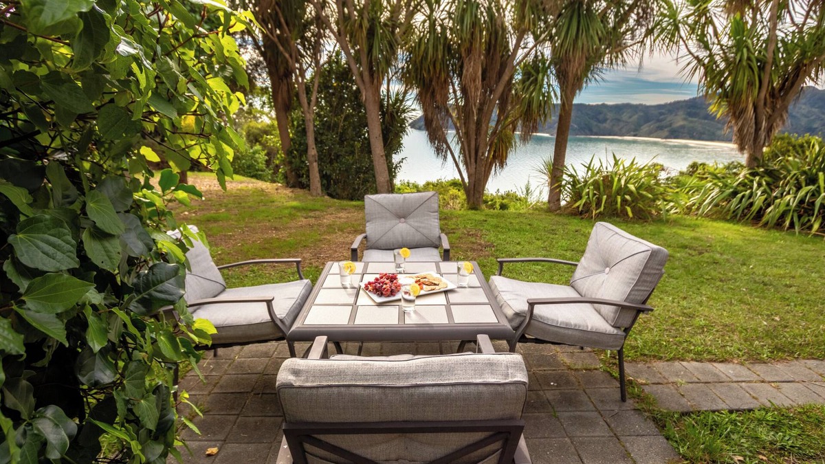 Tata Beach House | The Gatehouse - Takaka Holiday Home