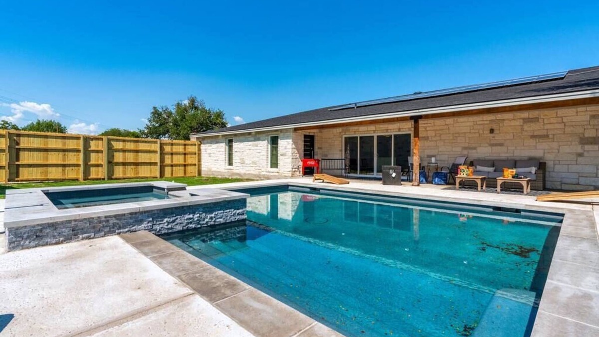 McNeil House | The Gateway - 6BED W Two Houses, GameRoom & Pool