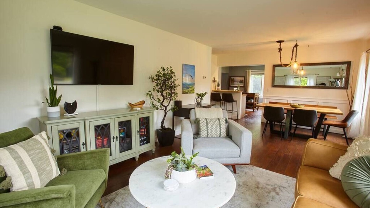 Olde Town House | The Gateway House- Epic View and Yard