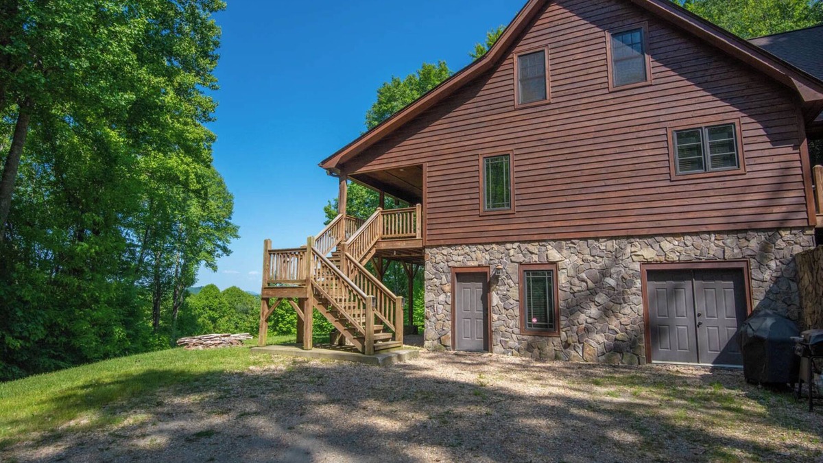Creston Cabin | The Gathering Place - Blue Ridge Mountain Retreat - 30 acres to explore - Pool Table - Sleeps 15