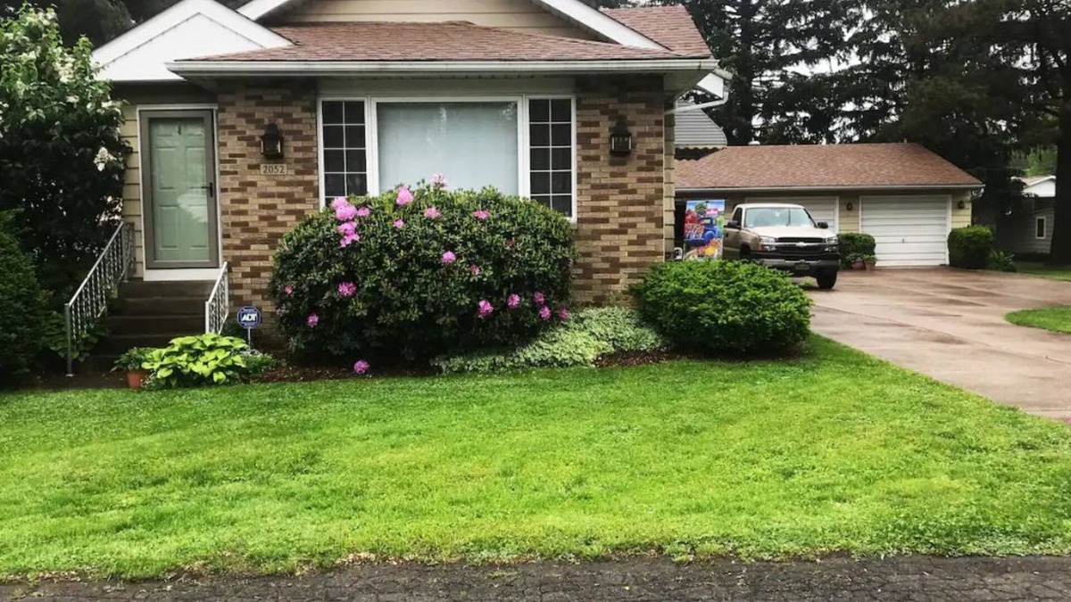 Erie House | The Gathering Place (rent the entire home)