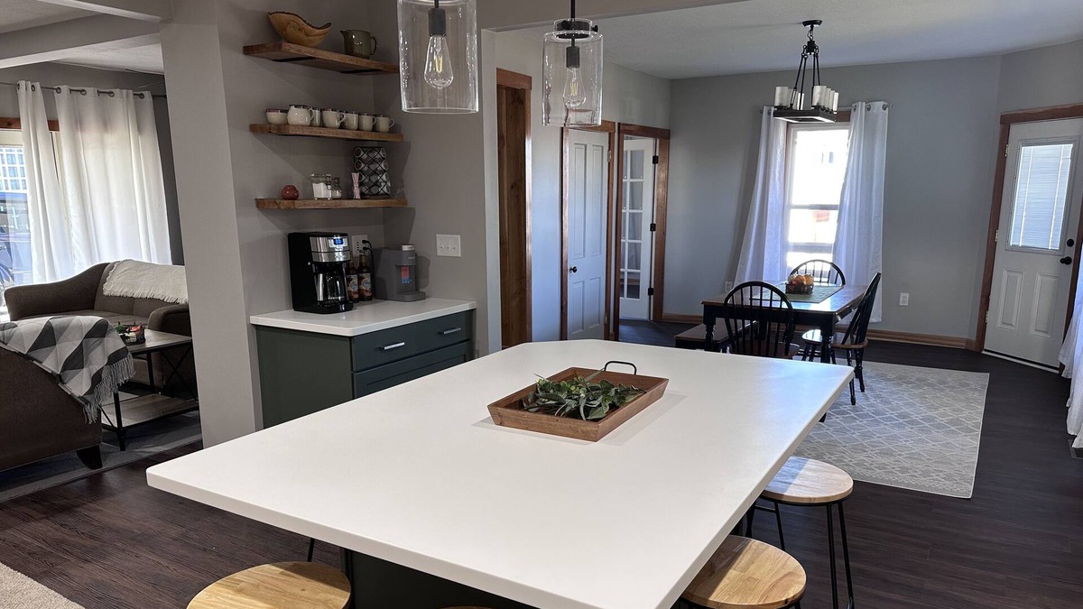 Sugarcreek House | The Gathering Place on Maple has room for everyone! Spacious house -quiet town.