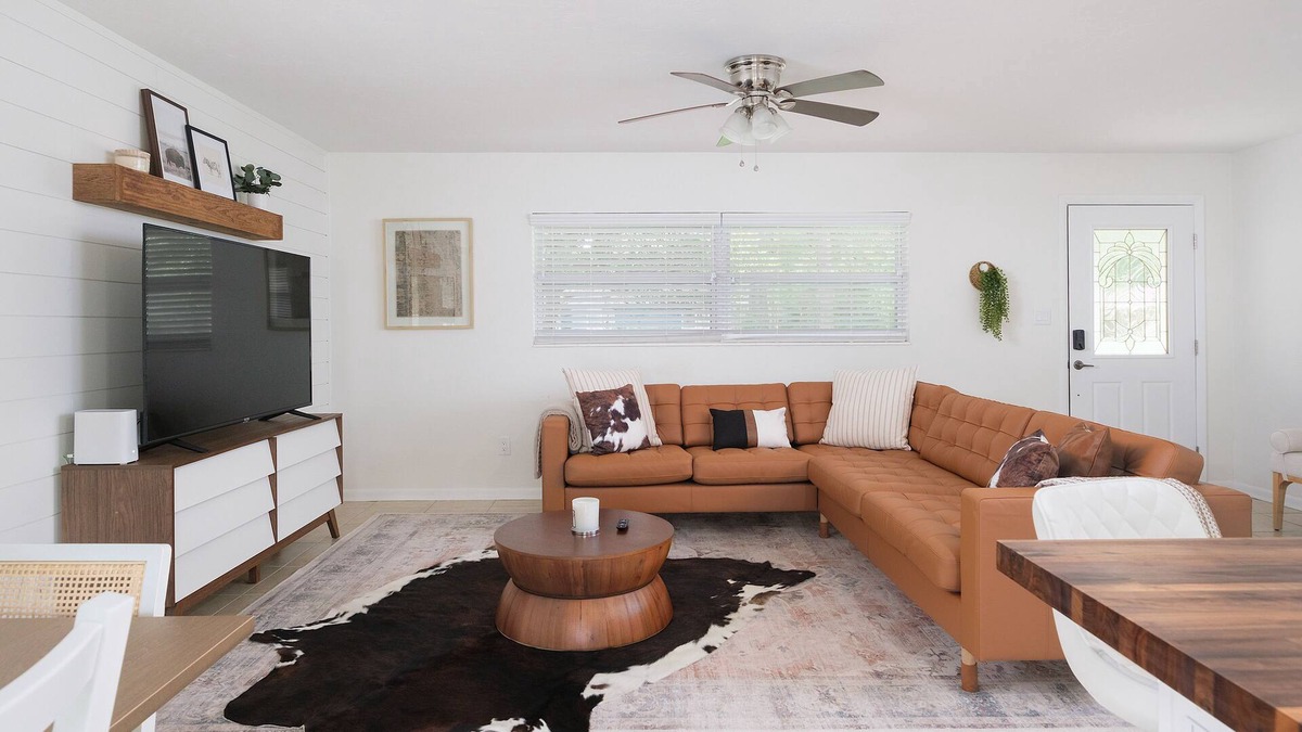 Springtree House | The Gator Getaway - Sleeps 10/Huge Backyard