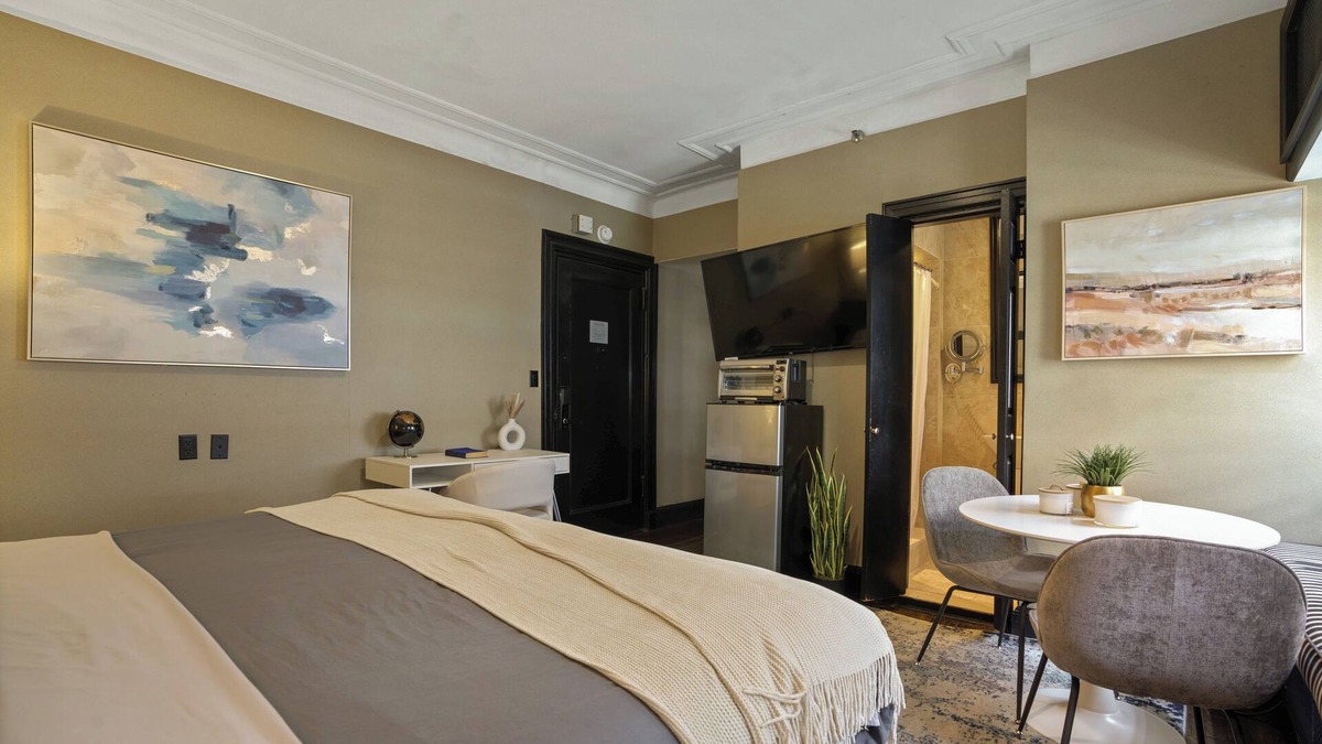 Central New York City Apartment | The Gatsby Apartment at The Historic Mansfield Residence