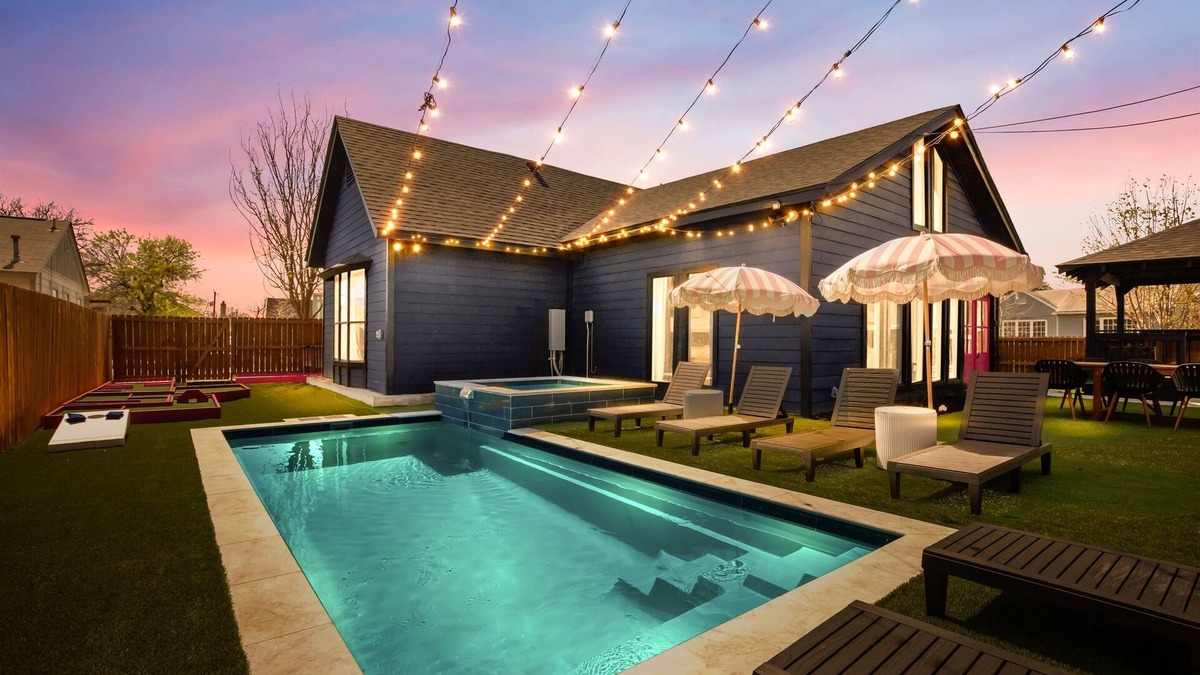 Monticello Park House | The Gatsby - Sleeps 22 + Heated Pool, Spa, Putt-Putt