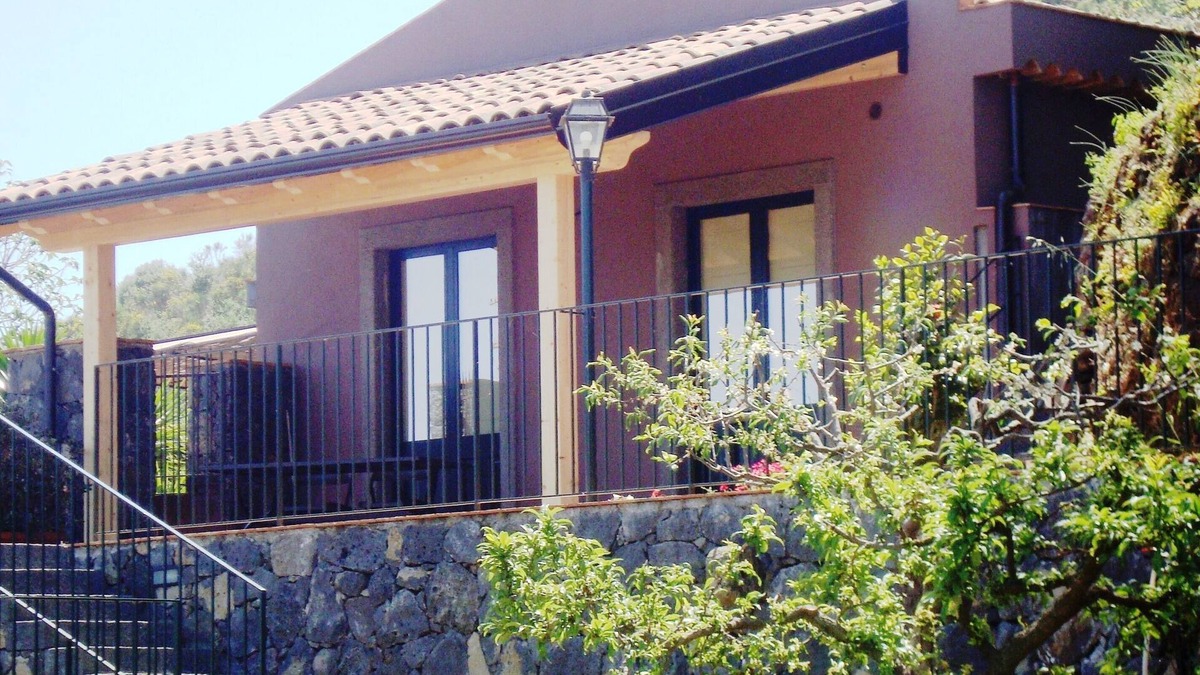 Viagrande House | THE GELSO DIETROSERRA - relaxation -CIR 19087053C206068 - CIN IT087053C2859U5WN9