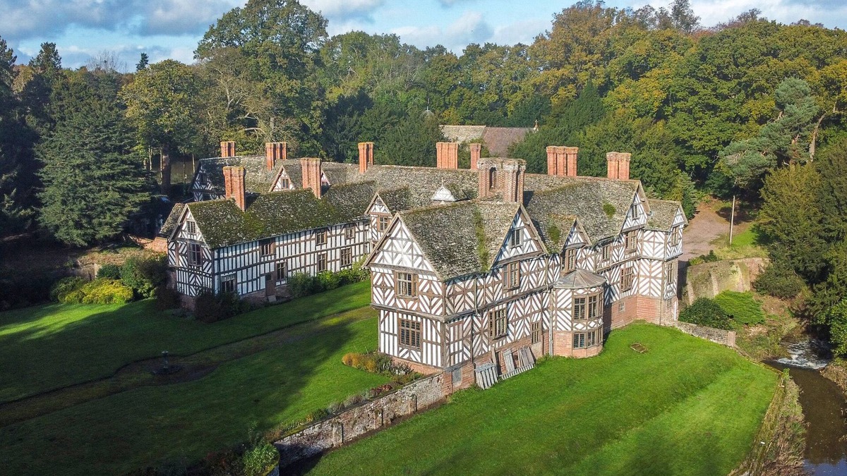 Eaton Mascott Cottage | THE GENERALS QUARTERS, pet friendly, with open fire in Shrewsbury