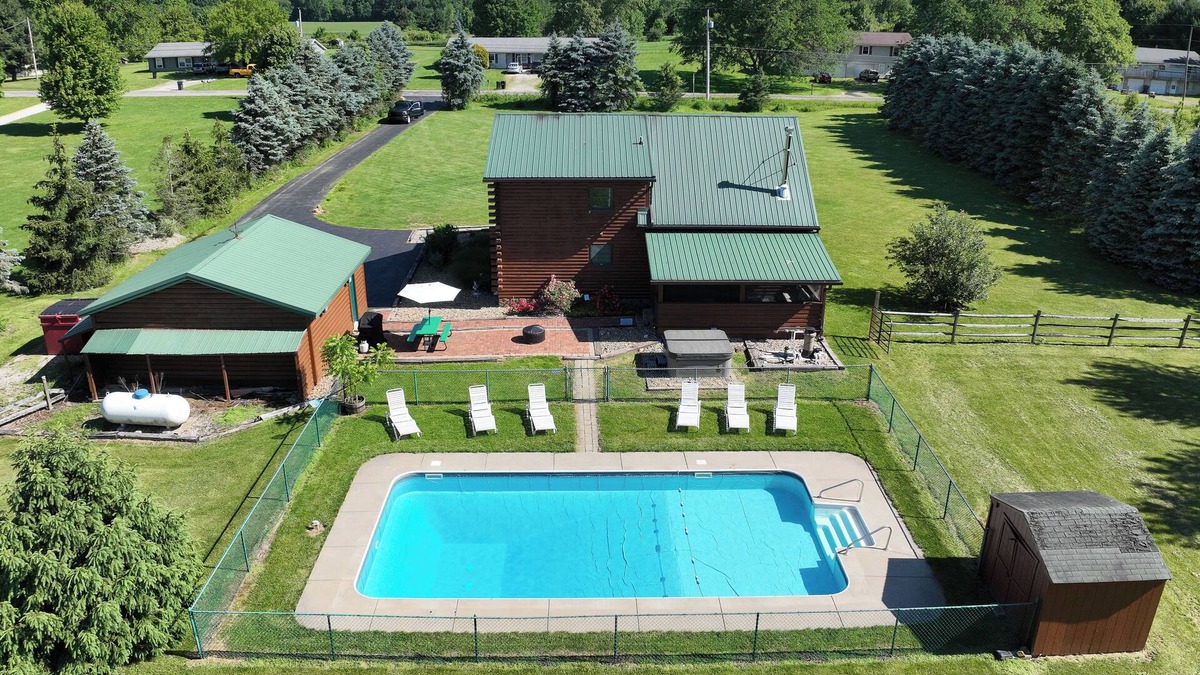 Hartville Cabin | The Generations Log Cabin Inground Pool Sleeps 16-20 SPECIAL! 299 per night