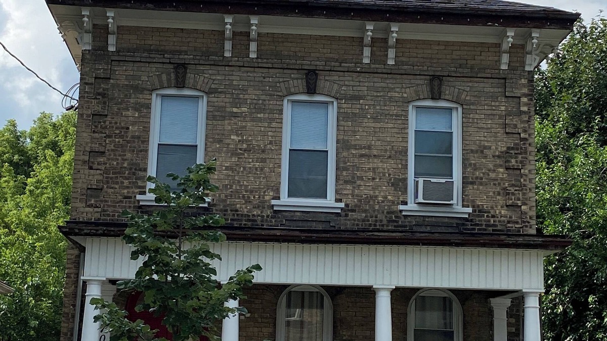 Brantford House | The Georgian; 4 bedroom home, 5 minutes from Highway 403, open to longterm stays