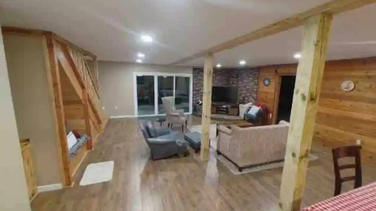 Alger Cabin | The Getaway Cabin W/Indoor hot tub and sauna.n