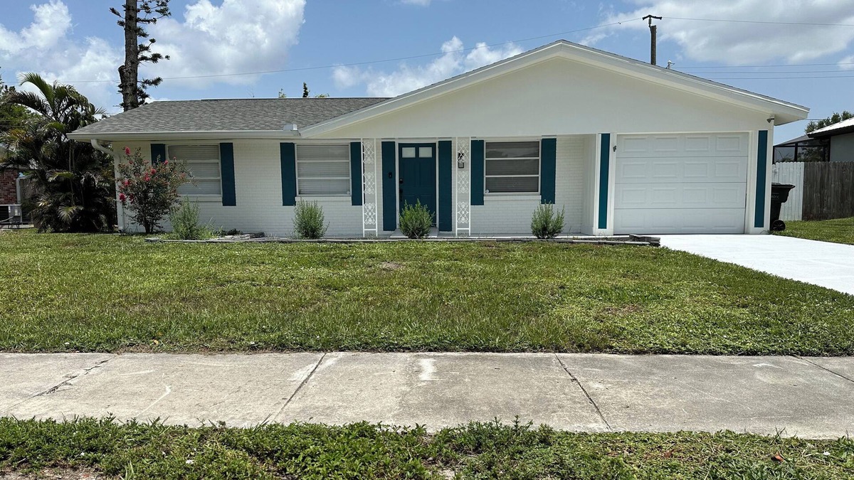 Cypress Lake House | The Getaway House! 10-15 Minutes away from the beach and downtown Fort Myers.