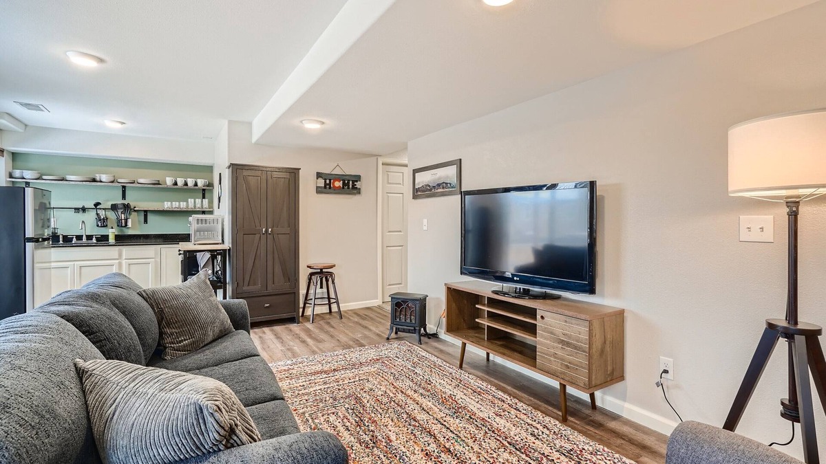 Superior Apartment | The Getaway - Large 1-bed walk-out basement apt