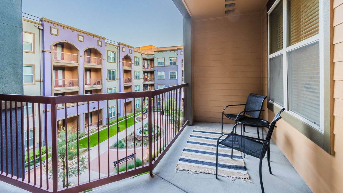 Farmers Branch Apartment | The Getaway Ranch🤠: Xtra Large Balcony + King Bed👑