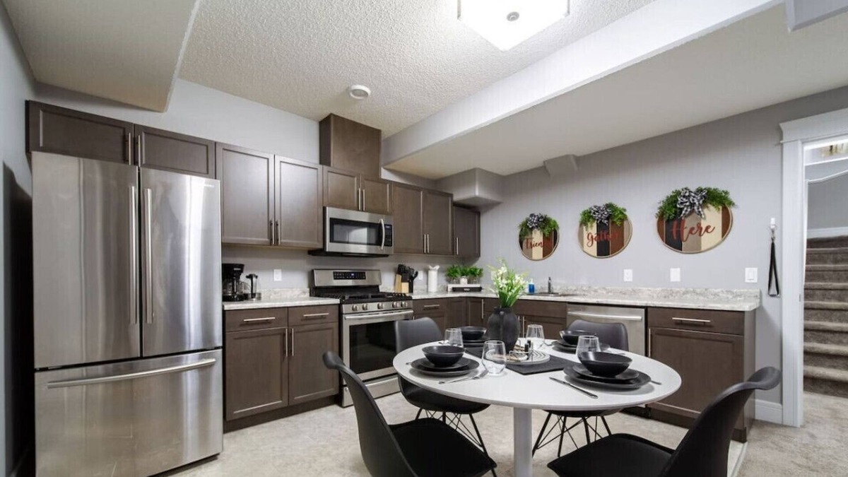 Southeast Edmonton Condo | The Getaway Suite | King Bed | Near Airport | WiFi