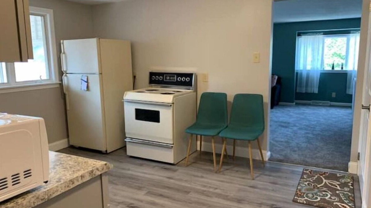 Niagara Falls Apartment | The Gianna One Bedroom UPPER, close to Falls & Casino!