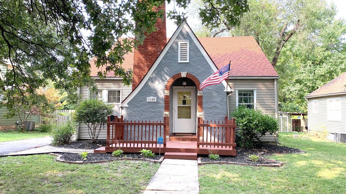 Topeka House | The Ginger Bread House~Central Location~King Beds~Charming