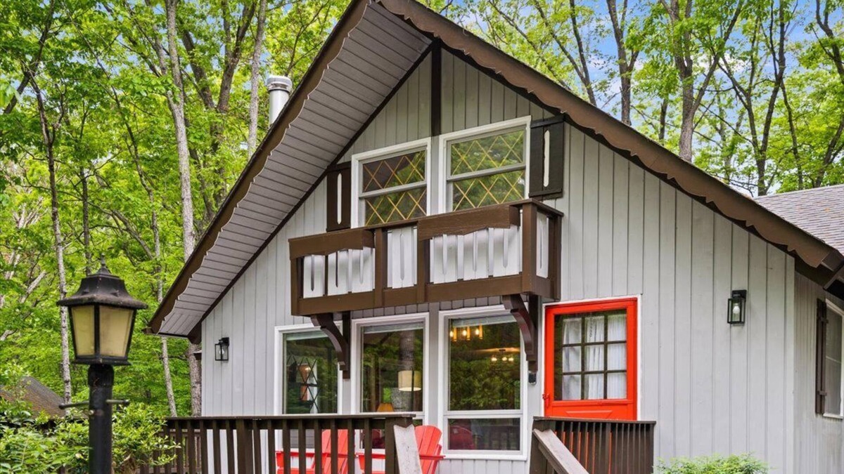 McGaheysville Cottage | The Gingerbread House: 4BR cottage w/modern amenities, sunroom/deck, sleeps 12