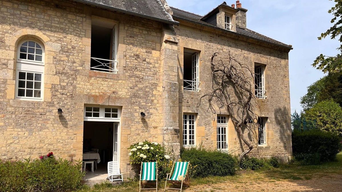 Audrieu House | The Gite de la Motte, a large house within castle
