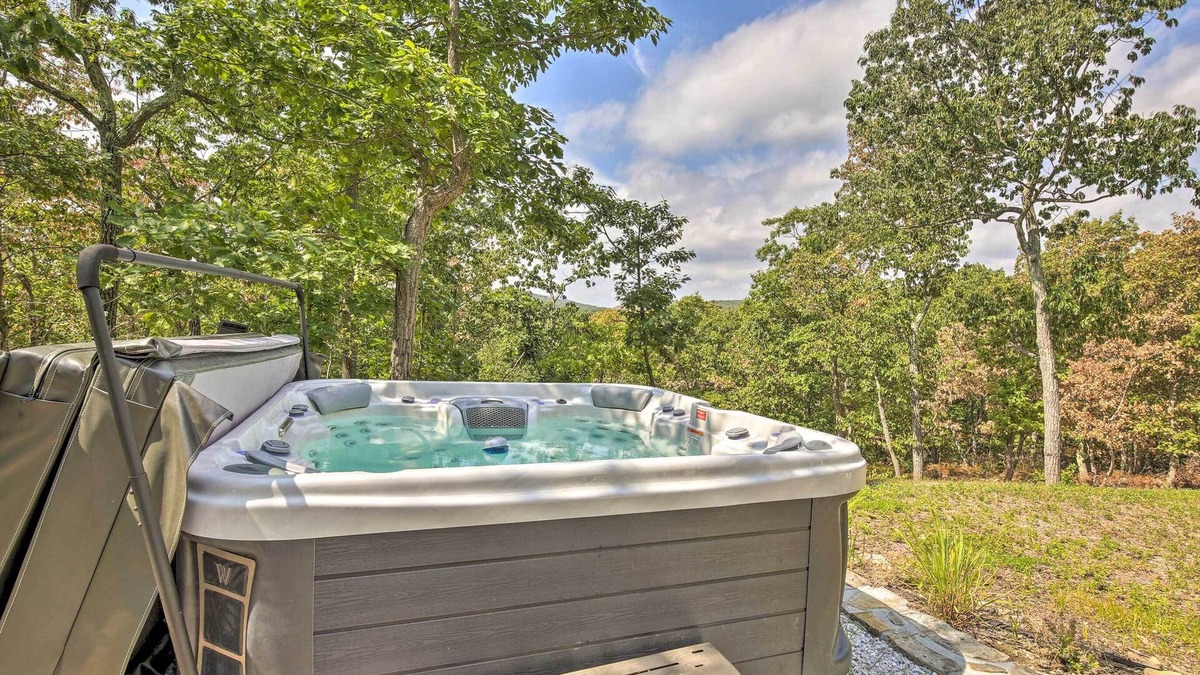 Garrison Cottage | 'the Glabin: Garrison Gem w/Deck & Fire Pit!