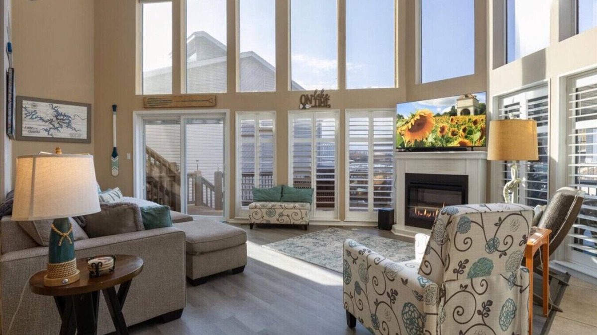 Lake Ozark House | The Glass Haven – No wake Cove, Hot Tub, & Fire Pit!