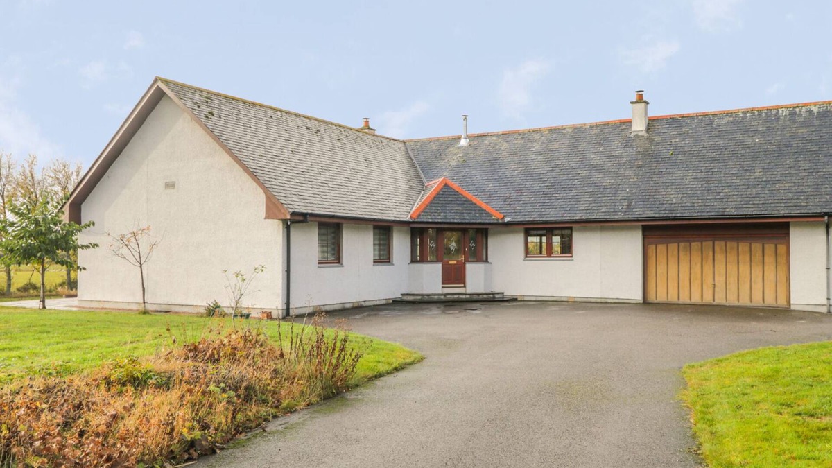 Invergordon Cottage | THE GLEBE, pet friendly, with open fire in Invergordon