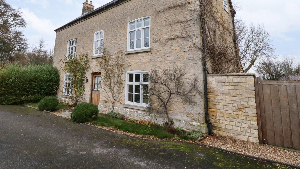 Sleaford Cottage | THE GLEBE, pet friendly, with hot tub in Burton Pedwardine
