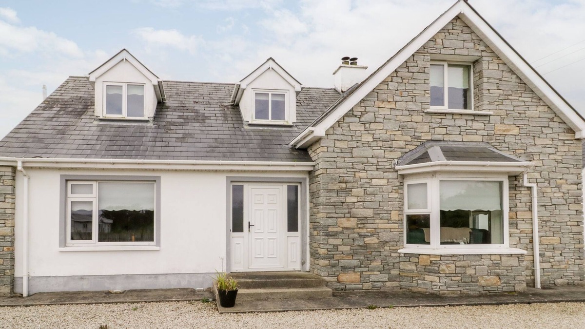 Carndonagh House | THE GLEN, pet friendly, with open fire in Carndonagh, County Donegal
