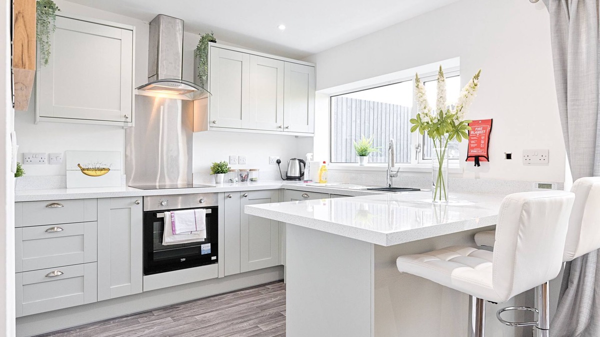 St. Thomas House | The Glenroy - TV in Every Bedroom!