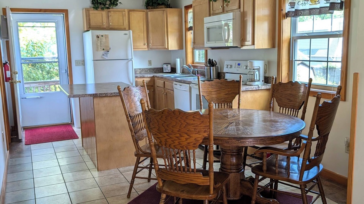 Edinboro House | The Glenshaw- Spacious 5 bedroom home on Lakeside Edinboro