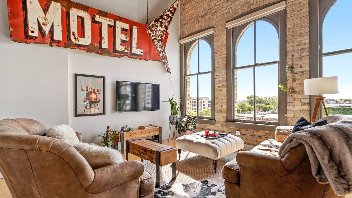 Fifth Ward Apartment | "The Goatel" apt w/free parking & workout rm