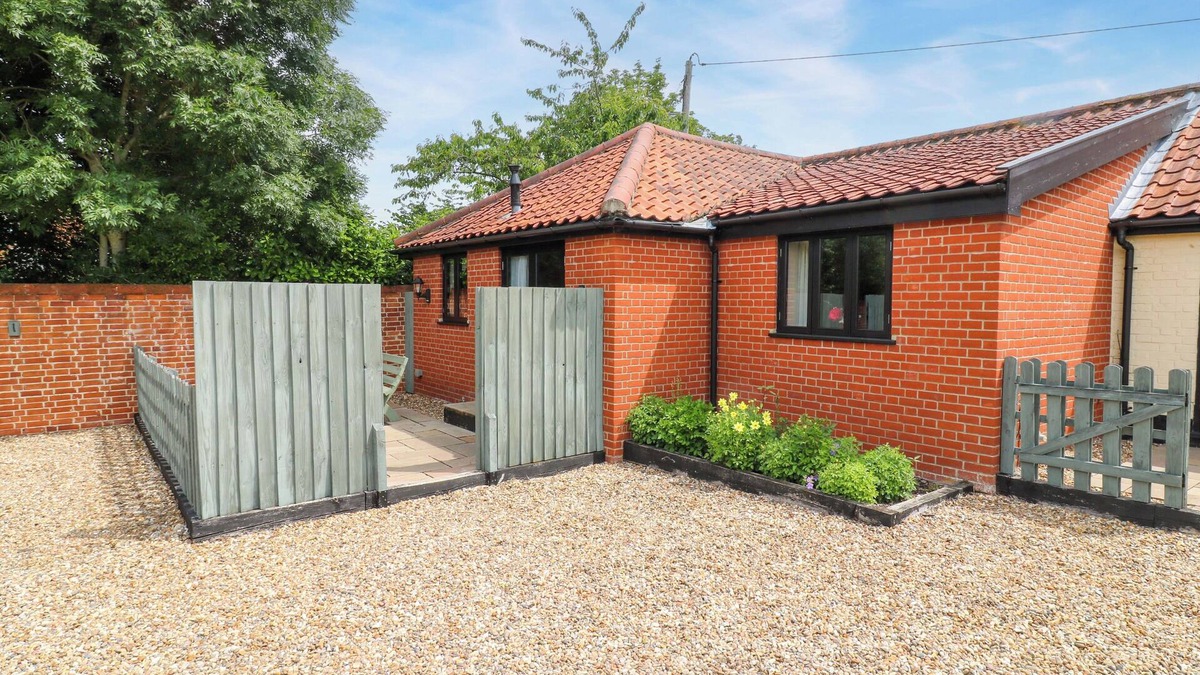 Harleston Cottage | THE GOLDEN CROSS, pet friendly, with a garden in Harleston
