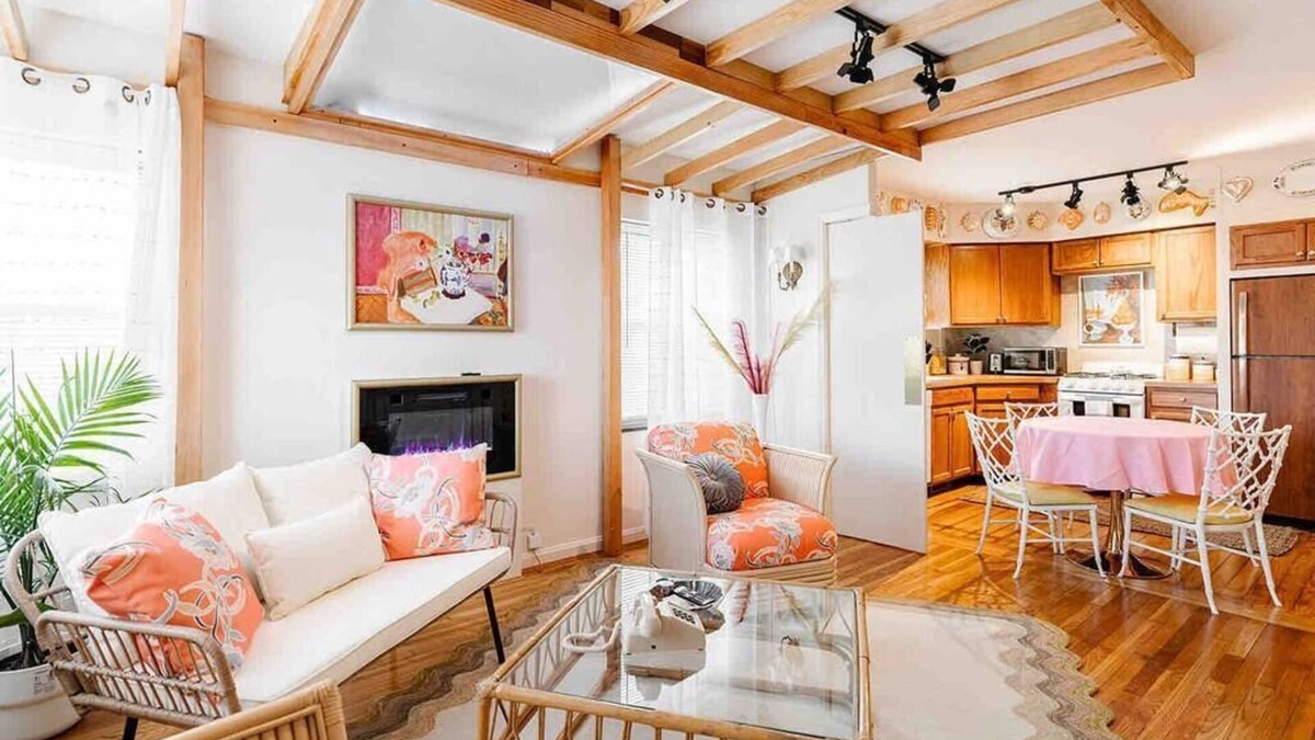 Roselawn Finance Apartment | The Golden Suite: themed getaway!