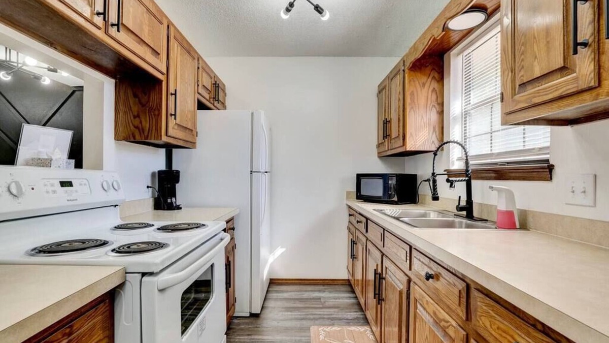 Pittsburg Apartment | The Goldfinch: 2 Bed Townhouse Mins to University