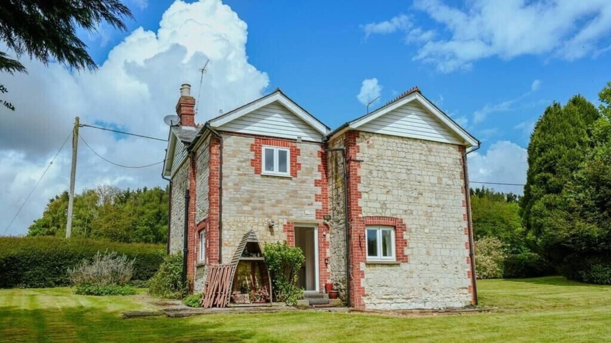 Binsted Cottage | The Goldings :3BD Retreat in Tranquil Surroundings