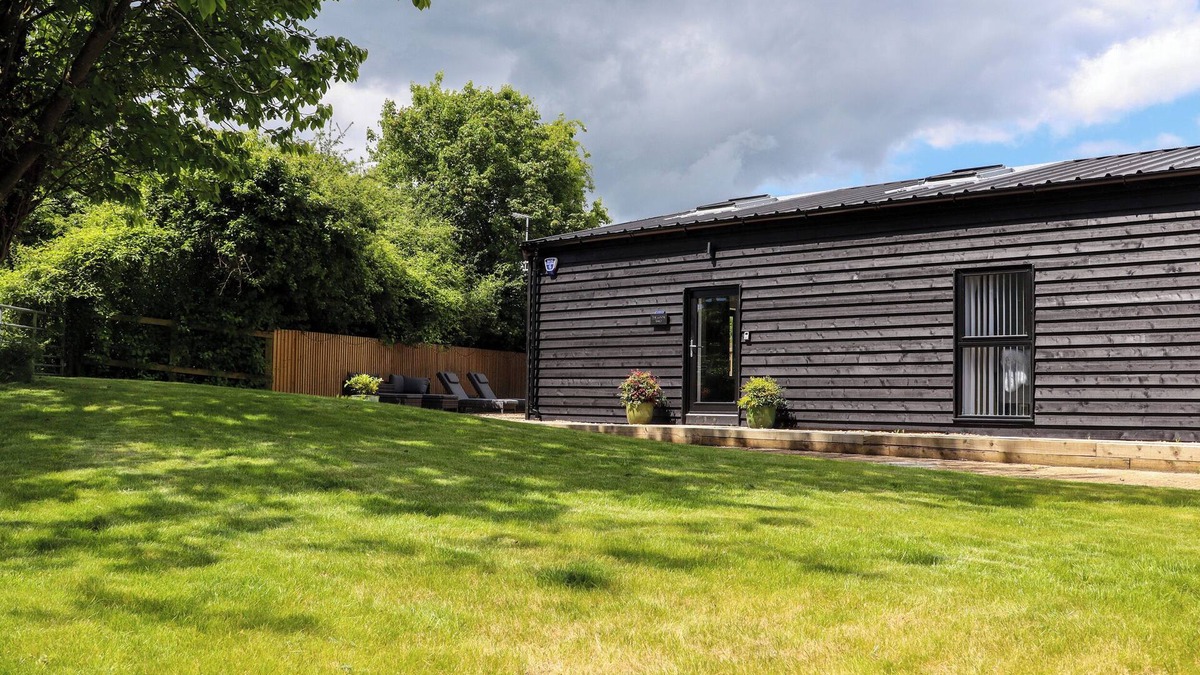 Adisham Cottage | THE GOOSE SHED, pet friendly, luxury holiday cottage in Wingham