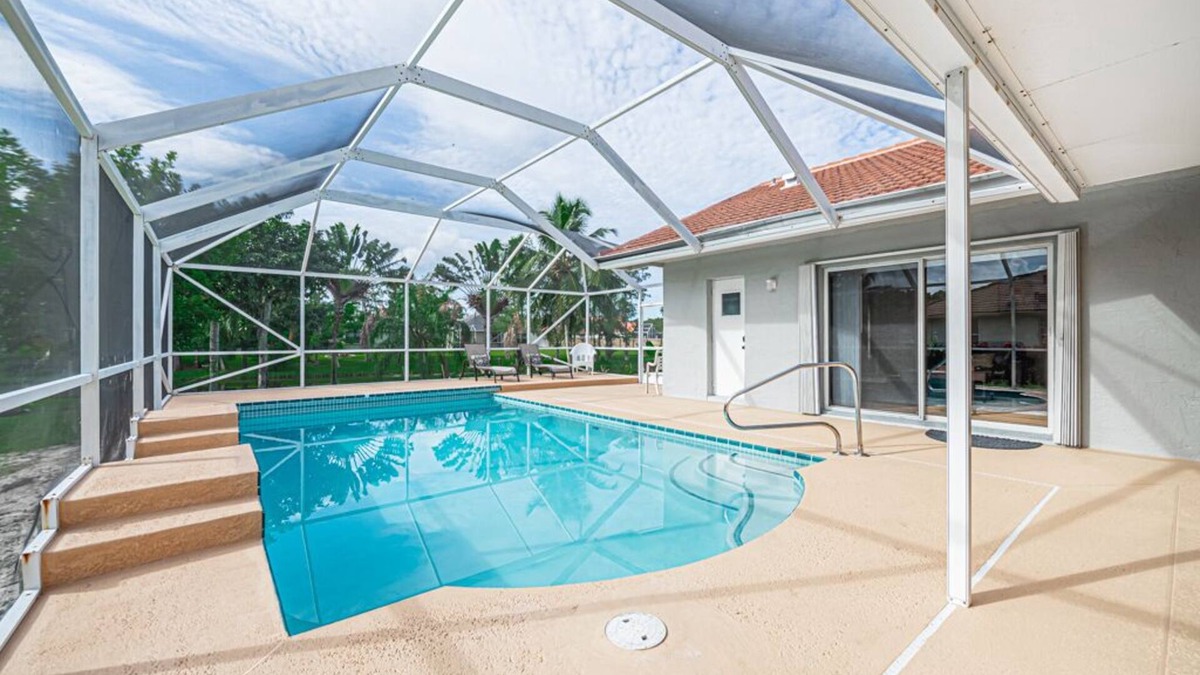 Royal Palm Beach House | The Gordon Camelot|4bedrooms | 3 bathrooms| Pool House