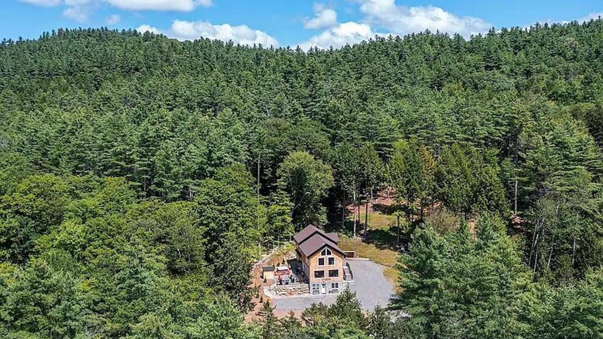 Grafton Cabin | The Grafton Lodge, Rustic Luxury, sleeps 20, Hot Tub, Sauna, Fire pit